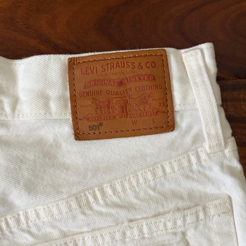 Levi’s Women’s White Distressed Denim Shorts size 24 - Picture 6 of 7